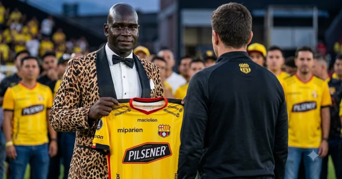 Segundo Alejandro Castillo con la camiseta de BSC en sus manos