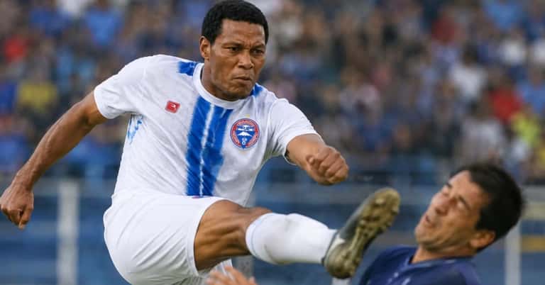 Tin Delgado lanzó una tremenda patada al fisio rival en la Segunda Categoría