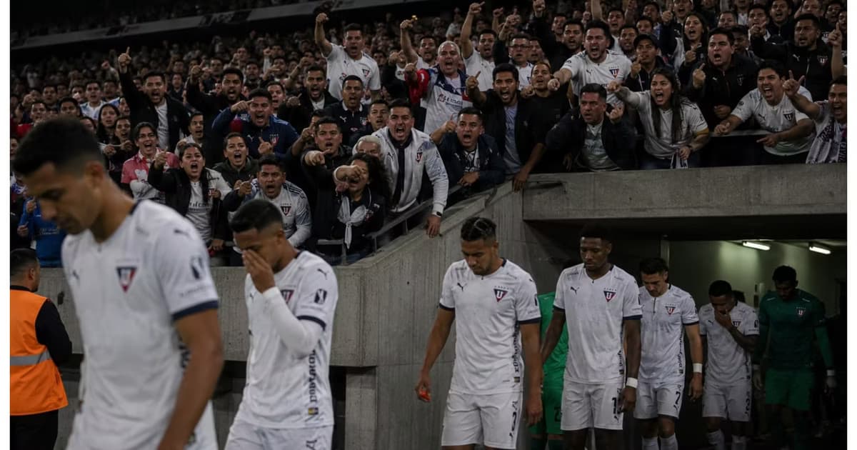 La hinchada de LDU reclamando a sus jugadores