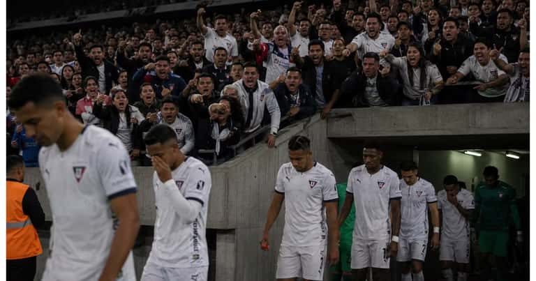 Todo el estadio pifió a los jugadores de LDU al irse a camerinos perdiendo 1-2 ante Always Ready
