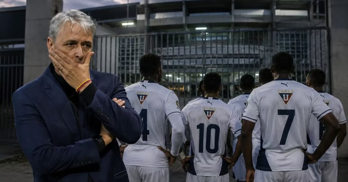 Tiago Nunes y los jugadores de Liga fuera del estadio