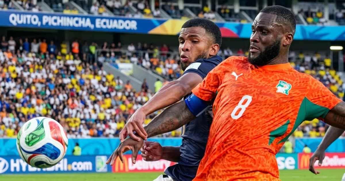 Pedro Vite y Kessié disputando el balón