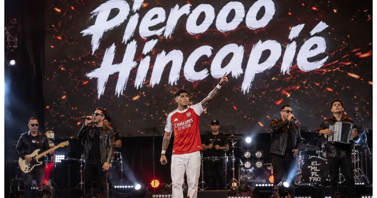 Piero Hincapié cantando