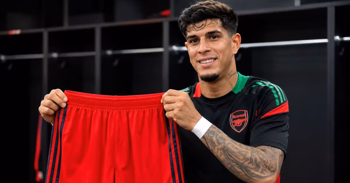 Piero Hincapié mostrando sus shorts