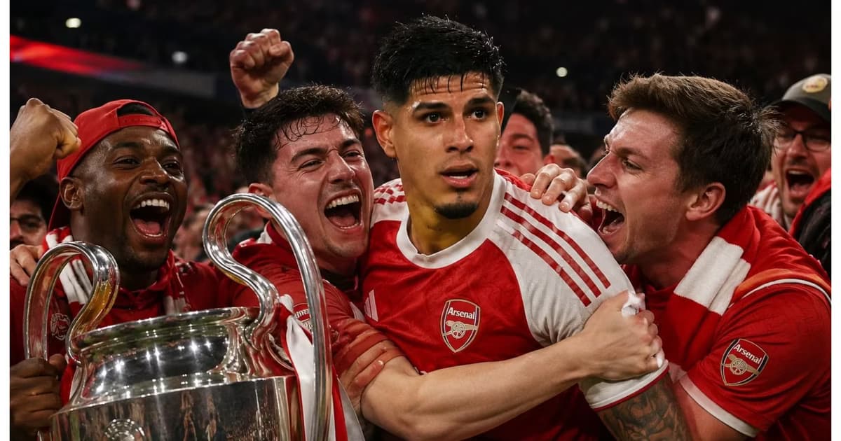 Piero Hincapié con la hinchada del Arsenal