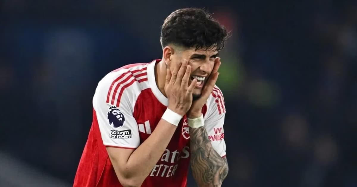 Piero Hincapié con la camiseta del Arsenal