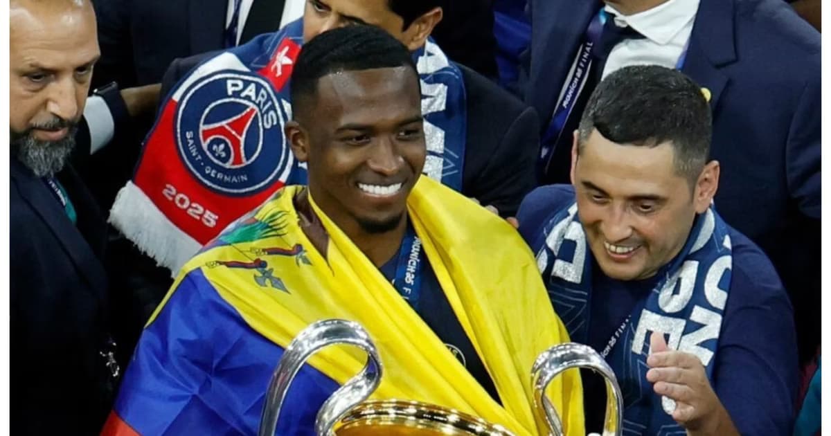 Willian Pacho con el trofeo de la Champions League