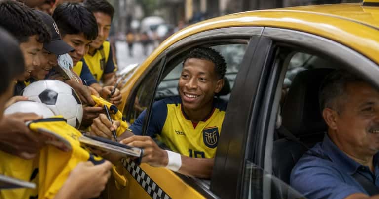 El taxista que llevó a Gonzalo Plata no sabía quién era y se sorprendió cuando los hinchas le pidieron autógrafos