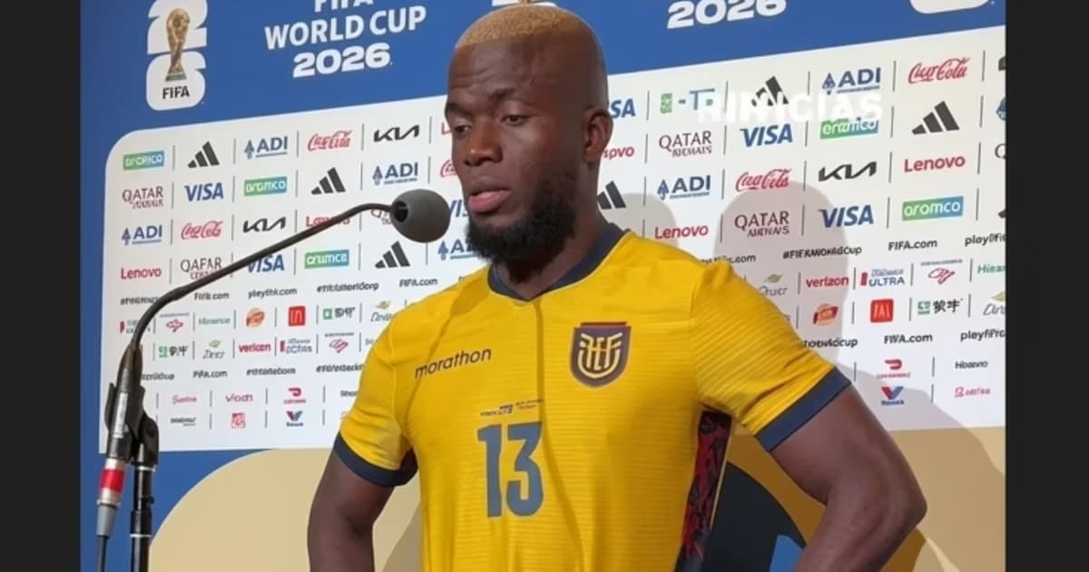 Enner Valencia hablando con la prensa