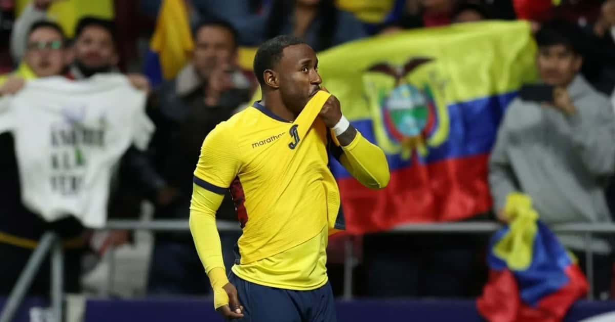 John Yeboah besando el escudo de Ecuador