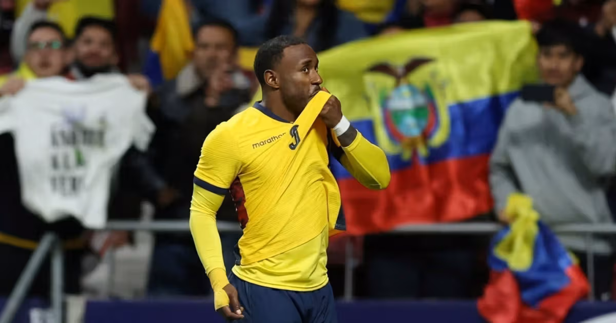 John Yeboah besando el escudo de Ecuador