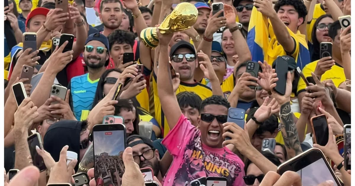 Jombriel en medio de la hinchada ecuatoriana