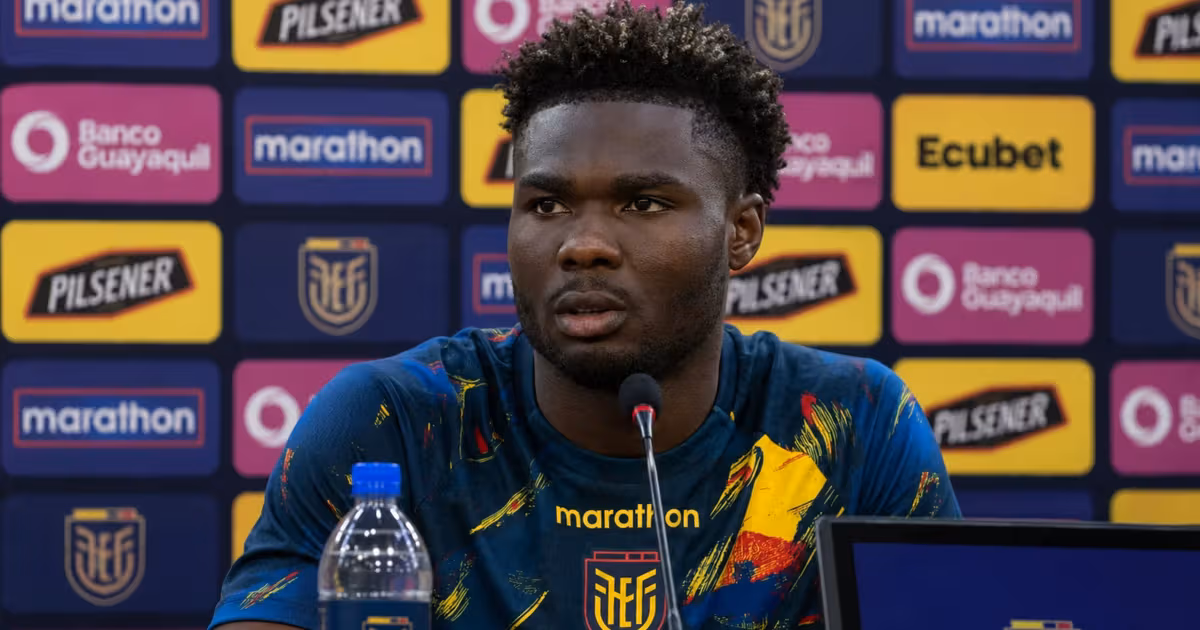Jordy Caicedo hablando con la TRI