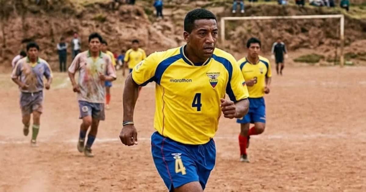 Ulises de la Cruz corriendo en una cancha de tierra