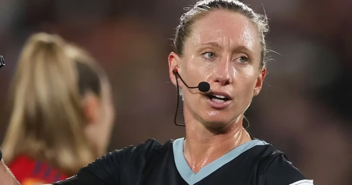 Tori Penso dirigiendo un partido