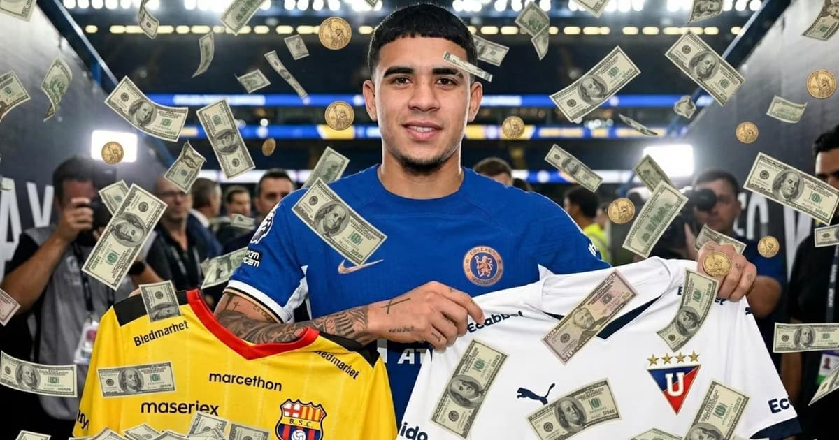 Kendry Páez sostenido la camiseta de LDU y Barcelona SC
