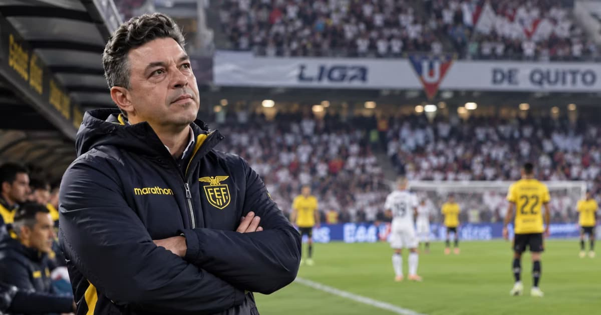 Marcelo Gallardo como DT de Ecuador viendo a LDU vs BSC