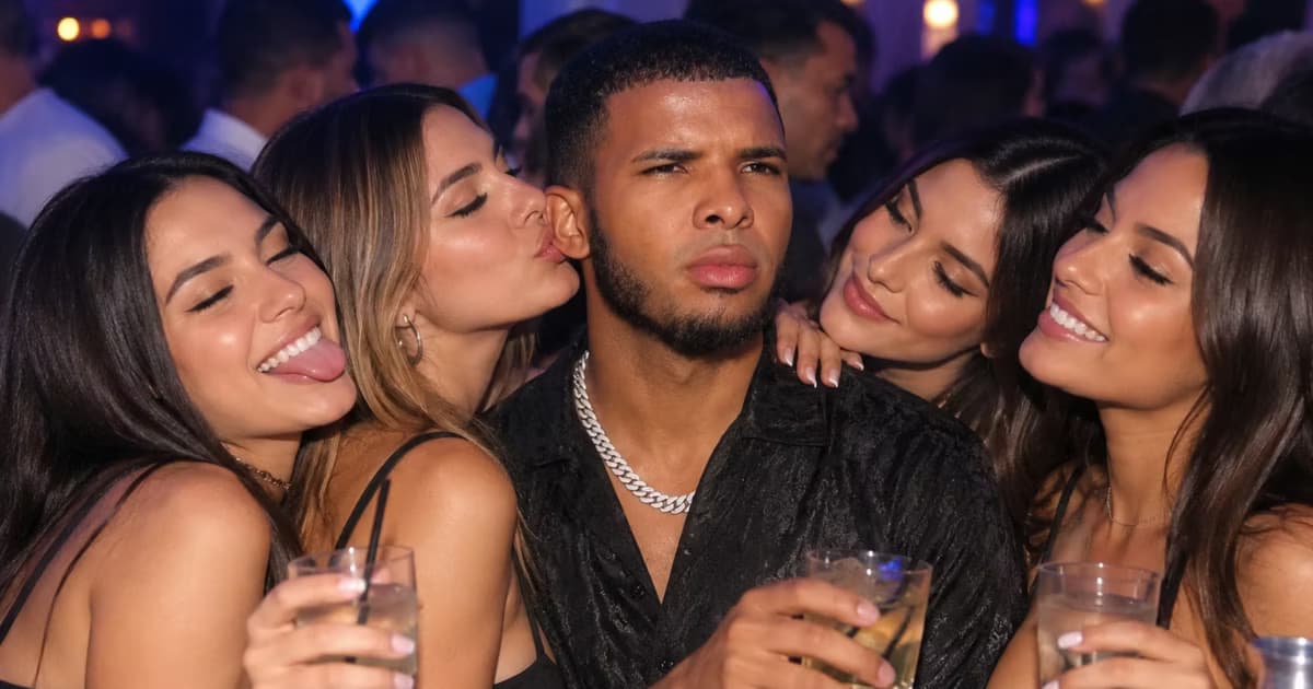 Pedro Vite con mujeres de fiesta