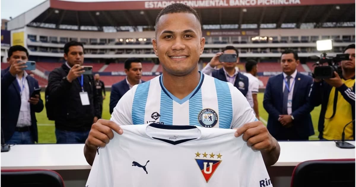 Edinson Mero con la camiseta de LDU en las manos