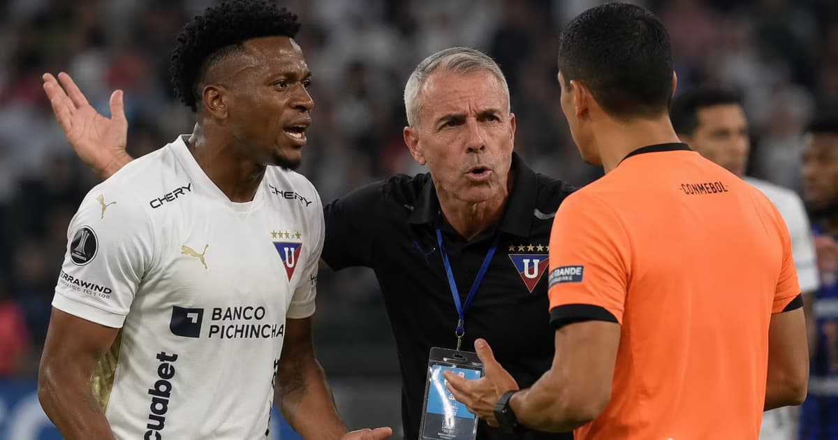 Michael Estrada y Gustavo Alvarez reclamando al arbitro