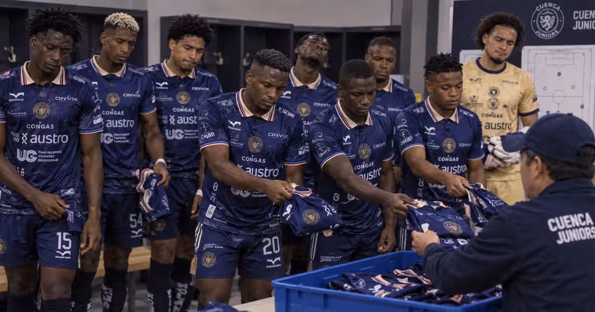 Los jugadores de Cuenca Juniors devolviendo sus uniformes