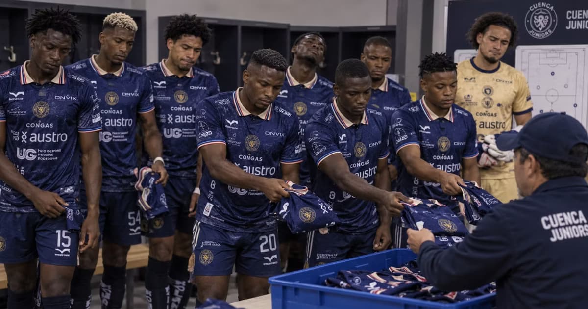 Los jugadores de Cuenca Juniors devolviendo sus uniformes