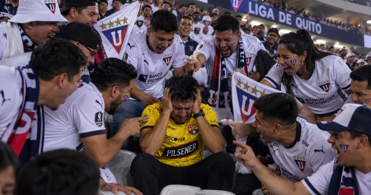 Un hincha de Barcelona SC rodeado de los hinchas de LDU