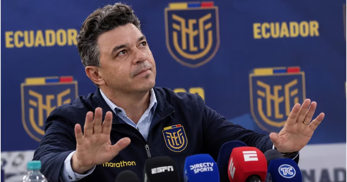 Marcelo Gallardo haciendo el gesto de calma