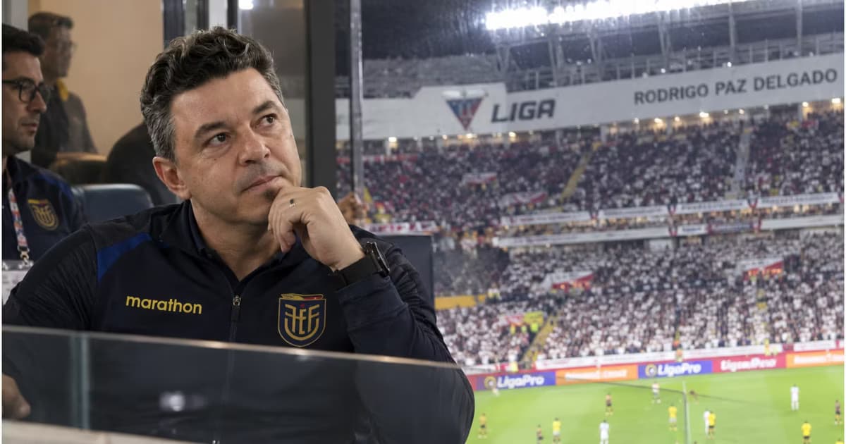 Marcelo Gallardo viendo el partido de LDU y BSC
