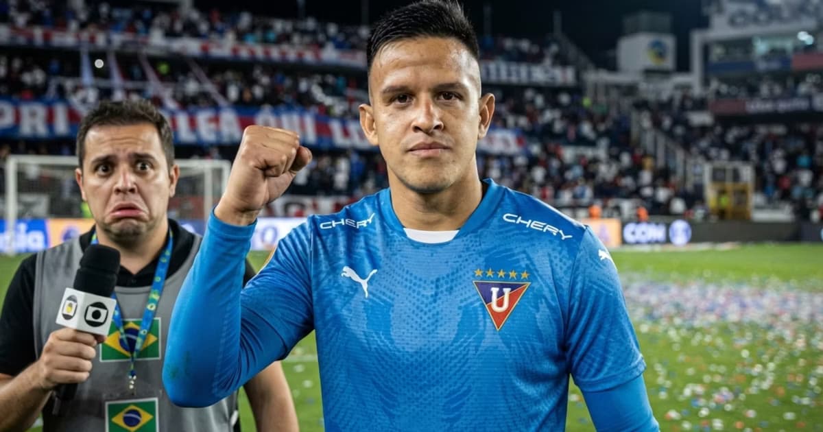 Gonzalo Valle con la camiseta de LDU con un reportero brasileño