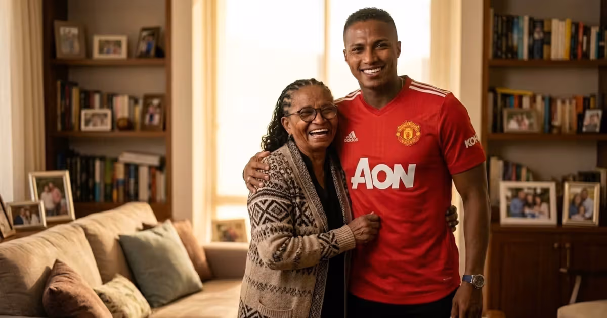 Antonio Valencia con la camiseta del Manchester United y su madre