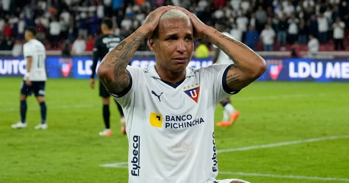 Deyverson triste con la camiseta de LDU