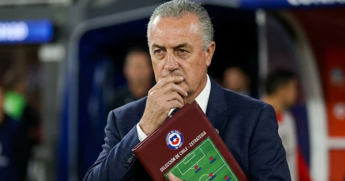 Gustavo Alfaro pensativo con la carpeta de Chile