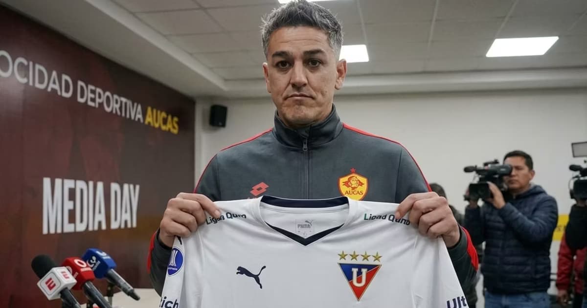 Norberto Araujo sosteniendo la camiseta de LDU