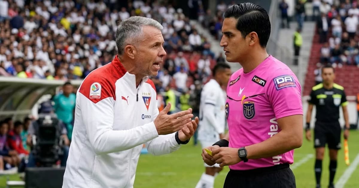 Gustavo Álvarez reclamando algo al arbitro