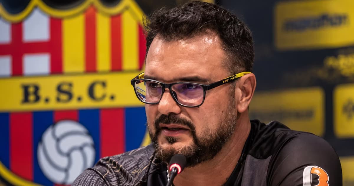 Pablo Trobbiani durante una rueda de prensa de Barcelona SC, con el escudo amarillo al fondo