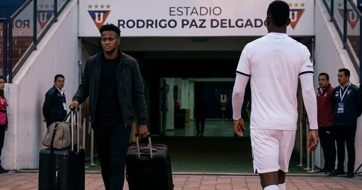 Michael Estrada saliendo de LDU, mientras otro jugador entra