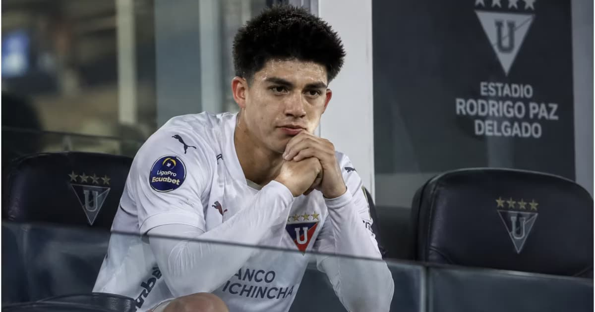 Gabriel Villamil en las gradas de Casa Blanca