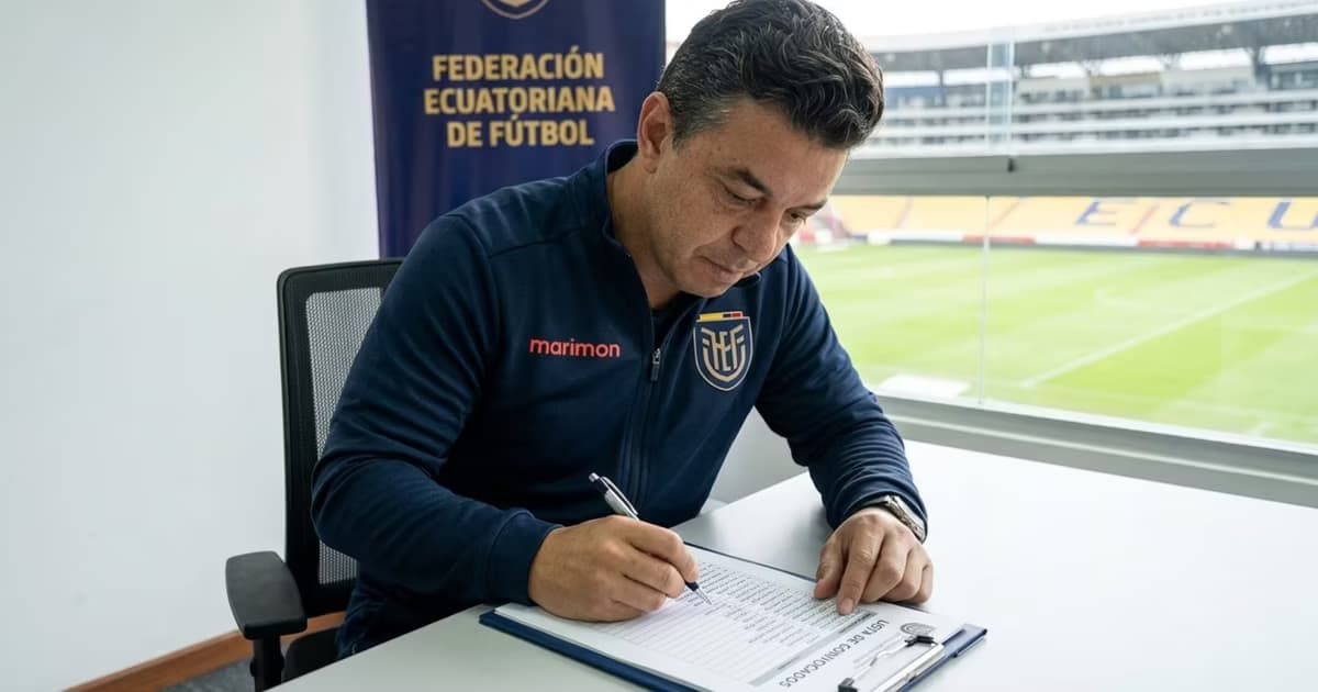 Marcelo Gallardo escribiendo la lista de la TRI