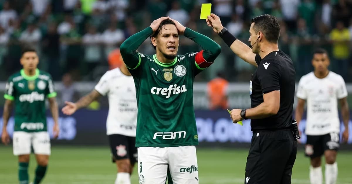 Gustavo Gómez recibiendo una tarjeta amarilla