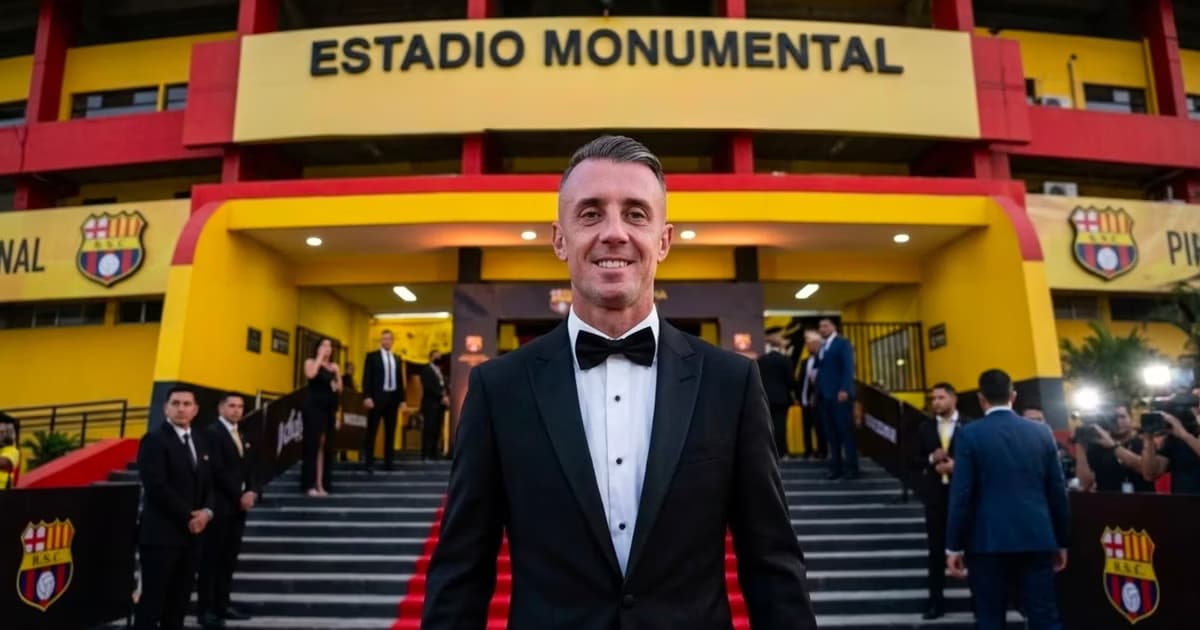 Damián Díaz como traje en el Monumental