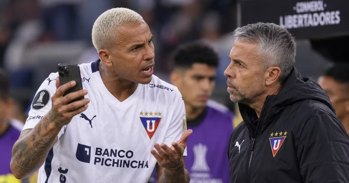 Deyverson y Gustavo Alvarez en LDU