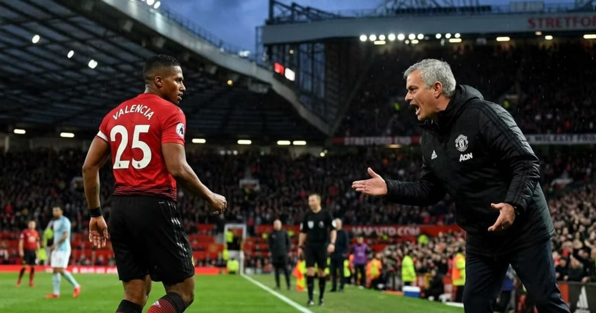 José Mourinho y Antonio Valencia en el Manchester United