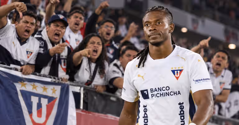 Ricardo Adé desata críticas en Liga de Quito por su reacción tras cometer un penal ante Católica