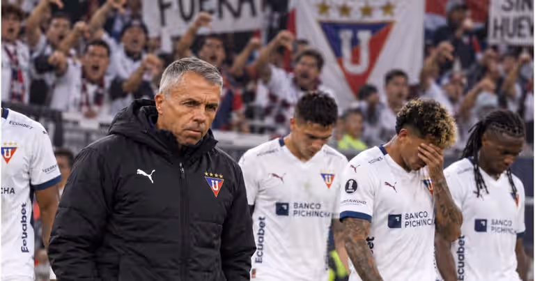 Hinchas de Liga de Quito estallan contra sus jugadores y les cantan en pleno empate ante Católica