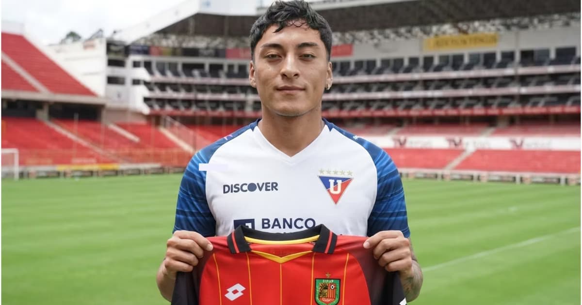Alejandro Tobar con una camiseta de Deportivo Cuenca en las manos