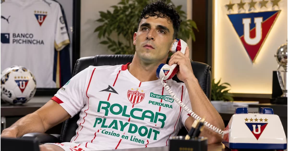 Lorenzo Faravelli con el teléfono de LDU