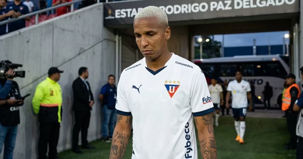 Deyverson triste con la camiseta de LDU