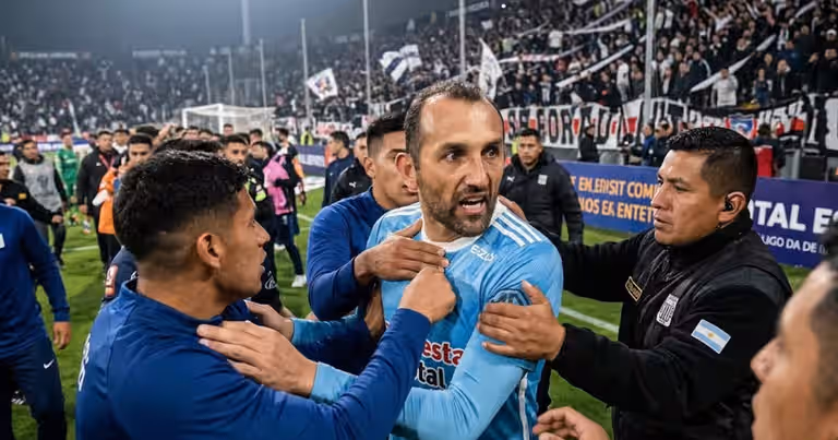 Hernán Barcos, ex Liga de Quito, casi se va a las manos en Perú tras el clásico
