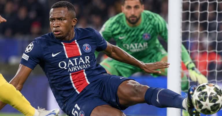 Willian Pacho frenó a Pedri con un bloqueo clave y evitó un gol del Barcelona ante PSG